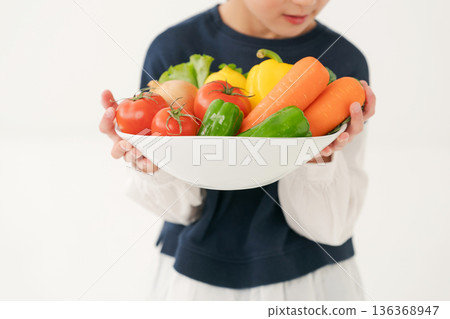 蔬菜的女孩 136368947