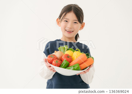 蔬菜的女孩 136369024