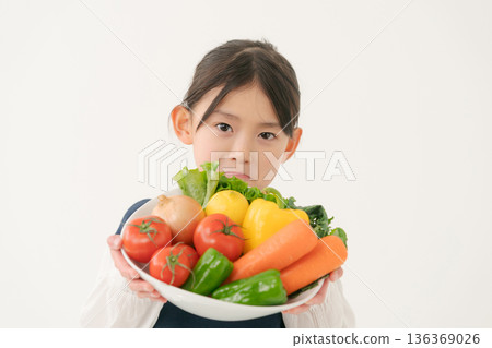 蔬菜的女孩 136369026