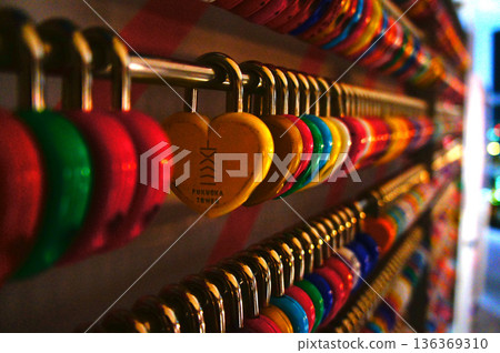 福岡市佐原區福岡塔的「誓約之牆」上懸掛著「愛情鑰匙」_3 福岡市佐原區福岡塔的「誓約之牆」上懸掛著「愛情鑰匙」_3 136369310