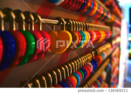 懸掛在福岡塔“誓約之牆”上的“愛情鑰匙”，福岡市佐原區，福岡縣_2 136369311