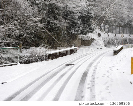 積雪覆蓋的道路和小橋 136369506