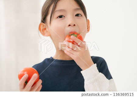 吃西紅柿的女孩 136369515
