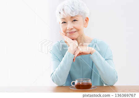 高級女性的肖像 136369767