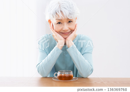 高級女性的肖像 136369768