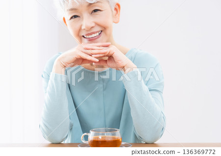 高級女性的肖像 136369772