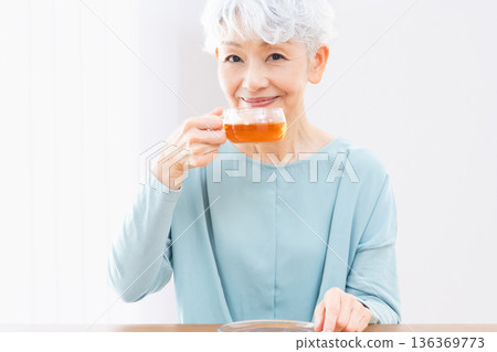 高級女性的肖像 136369773