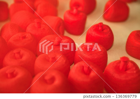 鮮紅色的人造蘋果 136369779