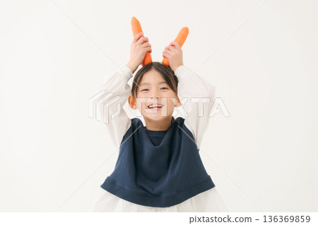 拿著胡蘿蔔的女孩 136369859