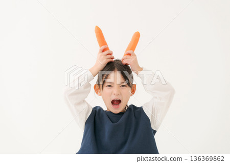 拿著胡蘿蔔的女孩 136369862