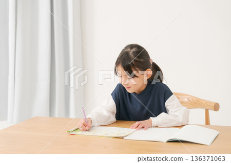 Elementary school girl studying 136371063