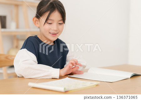 小學女生學習 136371065