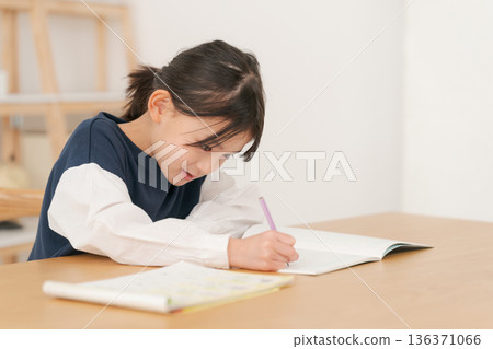 小學女生學習 小學女生學習 136371066