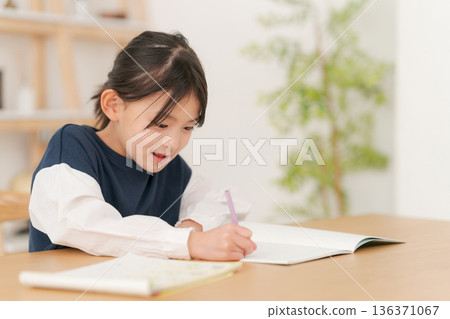 小學女生學習 小學女生學習 136371067