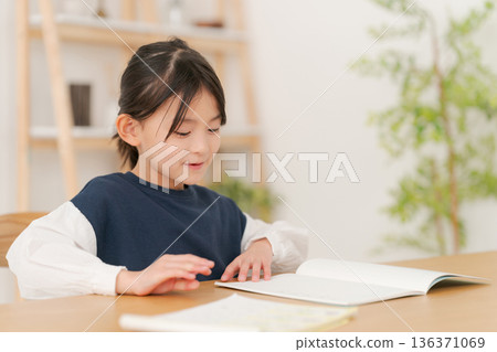 Elementary school girl studying 136371069