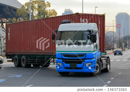 一輛拖車在十字路口掉頭的圖片 一輛拖車在十字路口掉頭的圖片 136371083