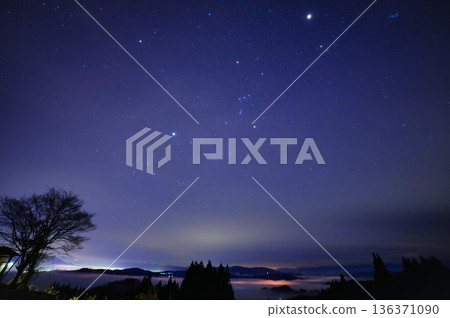 從高處看到的城市燈光和冬季三角地帶 136371090