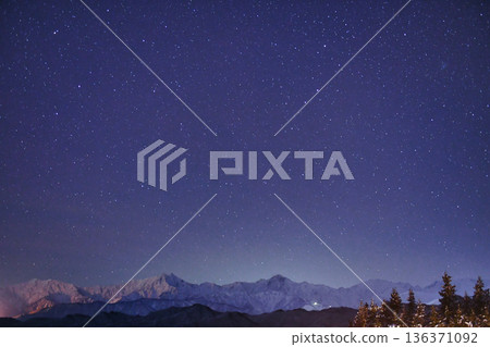 Snowy and starry scenery 136371092