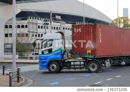 一輛拖車在十字路口掉頭的圖片 136371209