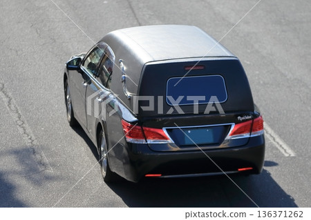 豪華轎車式靈車的圖片 豪華轎車式靈車的圖片 136371262