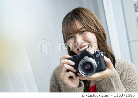 一個女人帶著照相機 136371596