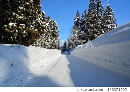 雪國裡的雪路 136371705