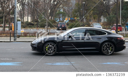 一輛黑色德國跑車的圖片 一輛黑色德國跑車的圖片 136372239