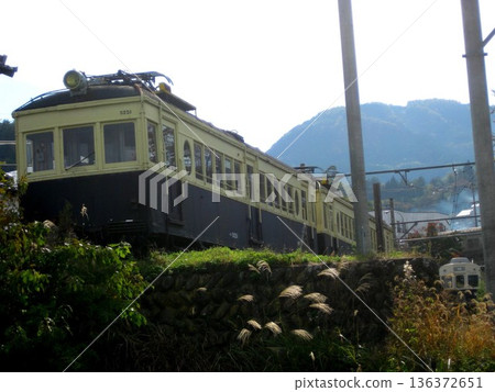 2008年11月2日，上田電鐵別所溫泉站保存的一列圓形車窗列車。 136372651