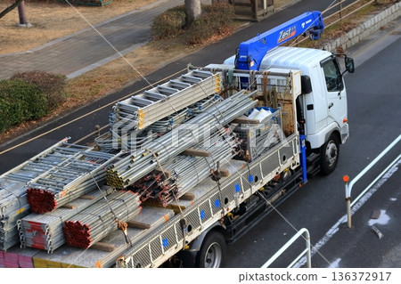 運輸臨時建築材料的卡車的圖片 136372917