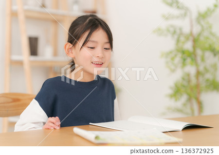 Elementary school girl studying 136372925