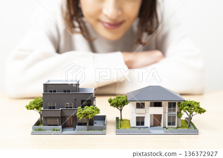 一位女士正在參觀樣品屋。 136372927