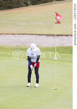 女子打高爾夫球 136373034