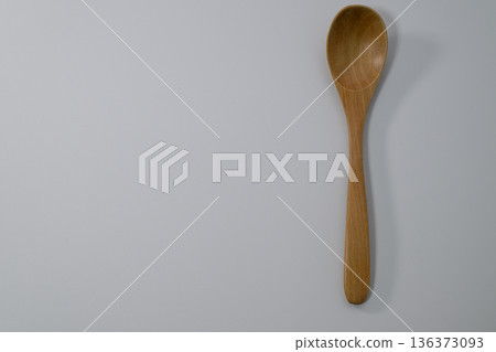 俯視視角，可以看到一把木湯匙放置在白色背景上。 136373093