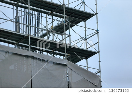 Image of external scaffolding (framework scaffolding) 136373163