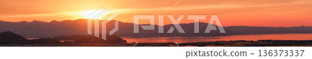從滋賀縣東近江市豬子町的豬子山上眺望，傍晚時分，稻田在播種前的夕陽映照下泛著橙紅的光芒。 136373337