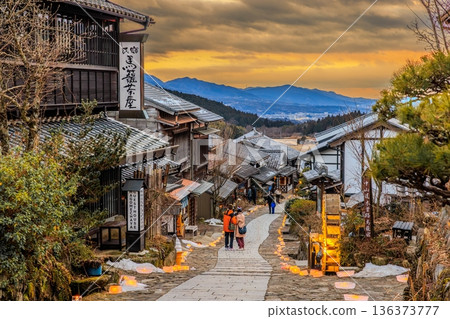 夜晚，奇幻的冰蠟燭照亮了馬籠宿和古老的街景。 136373777