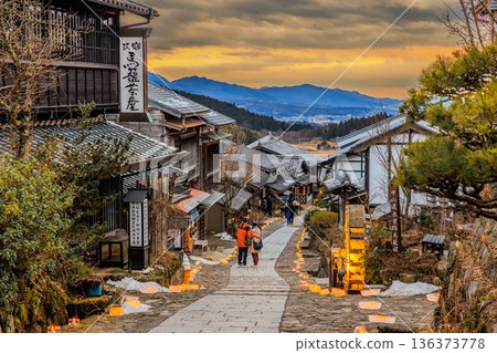 夜晚,奇幻的冰蠟燭照亮了馬籠宿和古老的街景。 夜晚,奇幻的冰蠟燭照亮了馬籠宿和古老的街景。 136373778