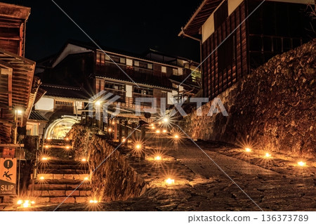 夜晚,奇幻的冰蠟燭照亮了馬籠宿和古老的街景。 夜晚,奇幻的冰蠟燭照亮了馬籠宿和古老的街景。 136373789
