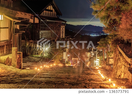 夜晚，奇幻的冰蠟燭照亮了馬籠宿和古老的街景。 136373791