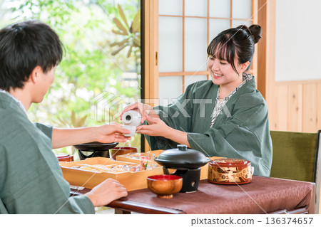Married couples and couples enjoying kaiseki cuisine at a ryokan (in-room dining, kaiseki cuisine, set menu, luxury) Married couples and couples enjoying kaiseki cuisine at a ryokan (in-room dining, kaiseki cuisine, set menu, luxury) 136374657