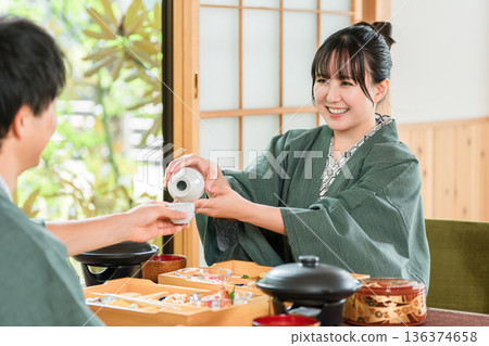Married couples and couples enjoying kaiseki cuisine at a ryokan (in-room dining, kaiseki cuisine, set menu, luxury) Married couples and couples enjoying kaiseki cuisine at a ryokan (in-room dining, kaiseki cuisine, set menu, luxury) 136374658