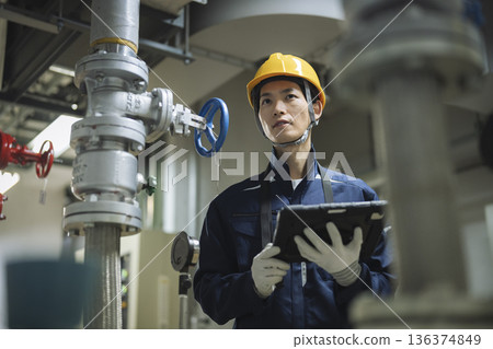 樓宇維護人員使用平板電腦進行檢查工作 樓宇維護人員使用平板電腦進行檢查工作 136374849