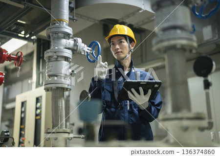 樓宇維護人員使用平板電腦進行檢查工作 樓宇維護人員使用平板電腦進行檢查工作 136374860