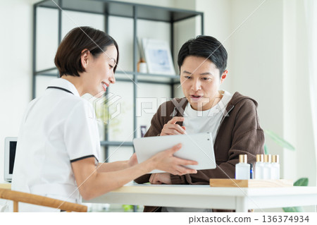 Men's beauty treatment salon 136374934