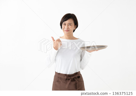 一位女士手捧托盤 一位女士手捧托盤 136375125