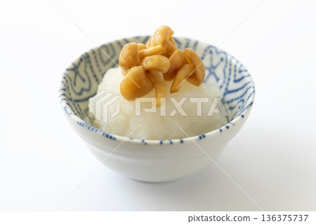 白色背景上的小碗裡盛著磨碎的滑子菇。 136375737