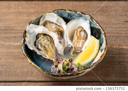 Steamed oysters in sake - a Japanese seafood dish that brings out the delicious flavor Steamed oysters in sake - a Japanese seafood dish that brings out the delicious flavor 136375752