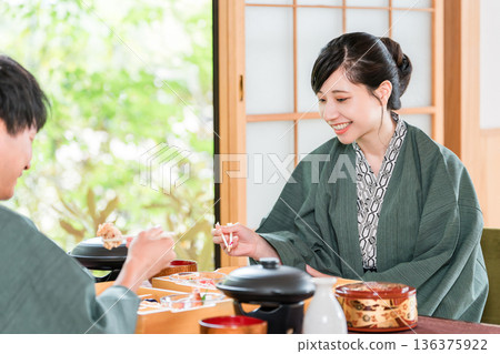 Married couples and couples enjoying kaiseki cuisine and meals at a ryokan (gourmet, in-room dining, kaiseki cuisine, set menu, luxury) 136375922