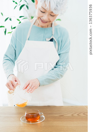 老婦人準備下午茶 136375936