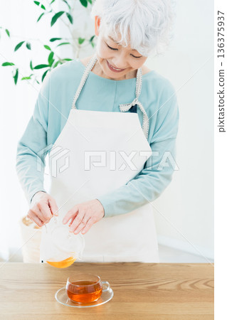 老婦人準備下午茶 136375937